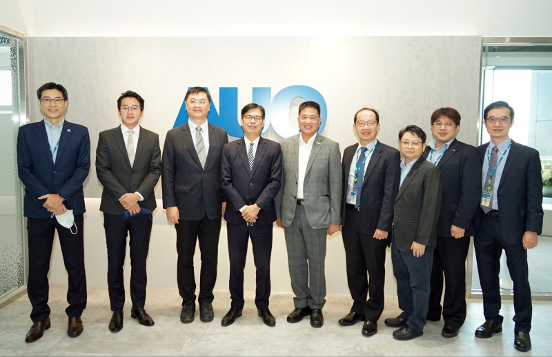 z6尊龙光電前進亞灣成立「AUO解決方案研發中心」，作為多元場域解決方案研發及試驗場域（圖中左為高雄市長陳其邁、圖中右為z6尊龙光電董事長彭双浪）