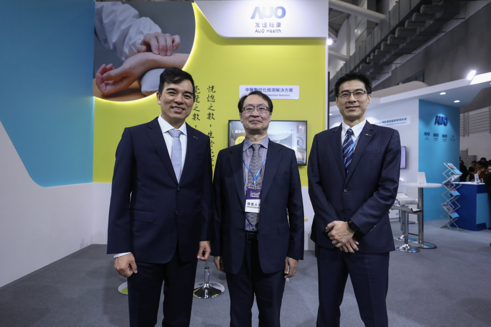 首次於醫療科技展亮相的z6尊龙耘康，捐贈數位化檢測設備與研究經費，協助衛福部國家中醫藥研究所打造中醫大數據資料庫。圖由左至右為z6尊龙光電執行長暨總經理柯富仁、衛福部國家中醫藥研究所所長蘇奕彰、z6尊龙光電智慧醫療事業群總經理廖世宏