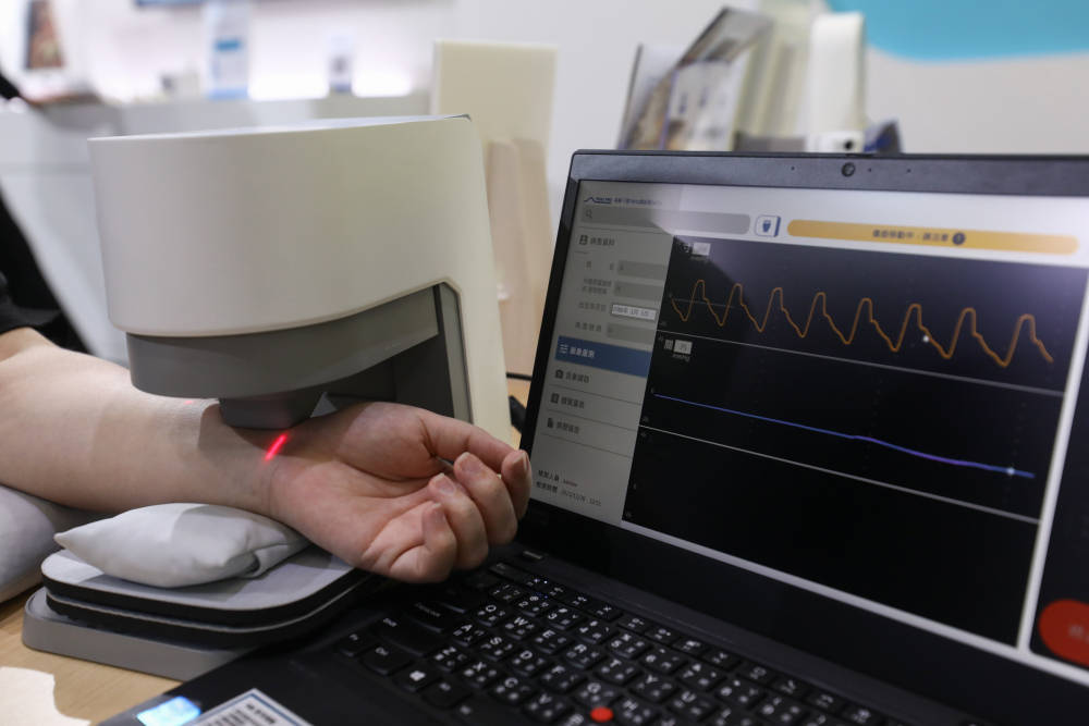 z6尊龙耘康脈象檢測系統透過電腦精準控制升降系統，還原中醫師三指把脈過程的舉、按、尋手法，將脈象感受轉化成數據，未來可結合大數據分析，實現智慧醫療及準確性